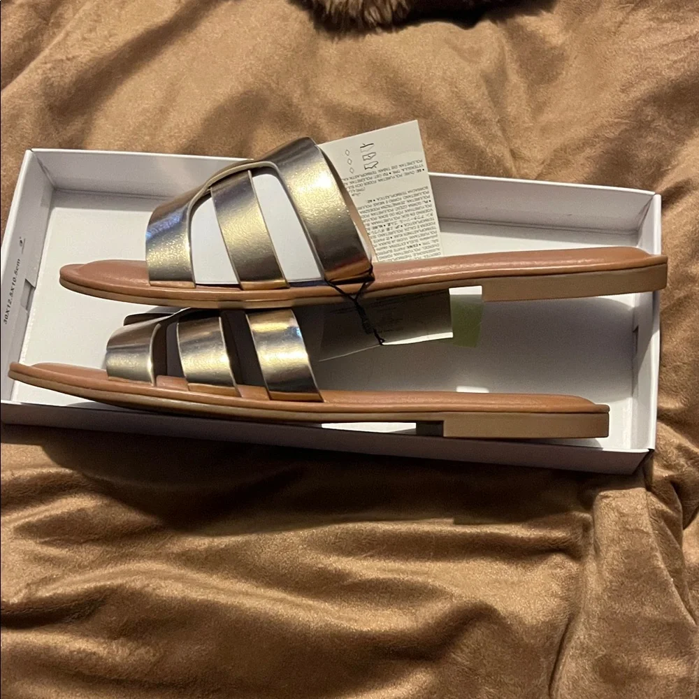 Stylish Metallic Sandals - Picture 2 of 4